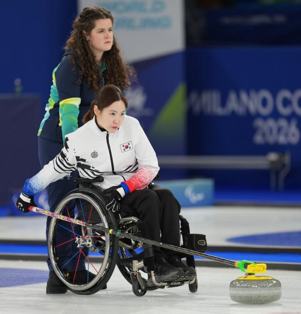 (260312) -- CORTINA D'AMPEZZO, March 12, 2026 (Xinhua) -- Baek Hyejin of South Korea competes during the wheelchair curling mixed doubles gold medal game between China and South Korea at the Milan-Cortina 2026 Paralympic Winter Games in Cortina D'ampezzo, Italy, March 11, 2026. (Xinhua/Wang Kaiyan)