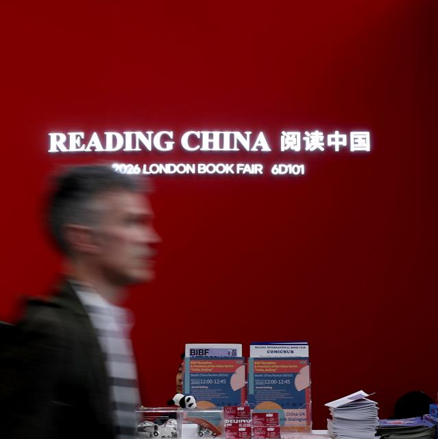 (260312) -- BEIJING, March 12, 2026 (Xinhua) -- A man walks past the China Pavilion of the 2026 London Book Fair in London, Britain, March 10, 2026.
  The Chinese publishing delegation has arrived with an impressive portfolio of over 4,000 titles and a packed schedule of more than 40 events. Spanning the three-day fair, the agenda ranges from high-profile new book launches and author talks to rights exchanges and industry forums. (Xinhua/Li Ying)