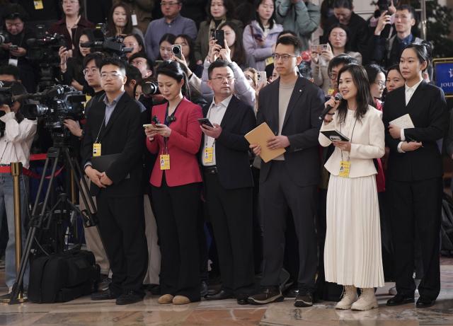 (260312) -- BEIJING, March 12, 2026 (Xinhua) -- A journalist asks a question during a group interview ahead of the closing meeting of the fourth session of the 14th National People's Congress (NPC) at the Great Hall of the People in Beijing, capital of China, March 12, 2026. (Xinhua/Fu Tian)