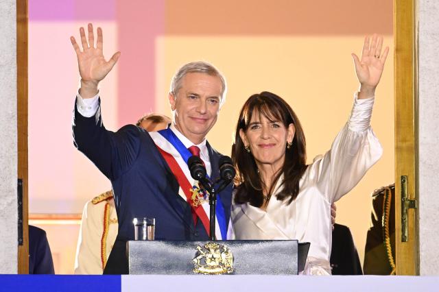 (260312) -- SANTIAGO, March 12, 2026 (Xinhua) -- Chile's President Jose Antonio Kast and his wife Maria Pia Adriasola wave to the crowd at the La Moneda Presidential Palace in Santiago, Chile, March 11, 2026.
  Kast took office on Wednesday as Chile's new president for the 2026-2030 term, succeeding Gabriel Boric. (Photo by Jorge Villegas/Xinhua)