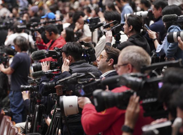 (260312) -- BEIJING, March 12, 2026 (Xinhua) -- Journalists work at the closing meeting of the fourth session of the 14th National People's Congress (NPC) at the Great Hall of the People in Beijing, capital of China, March 12, 2026. (Xinhua/Fu Tian)
