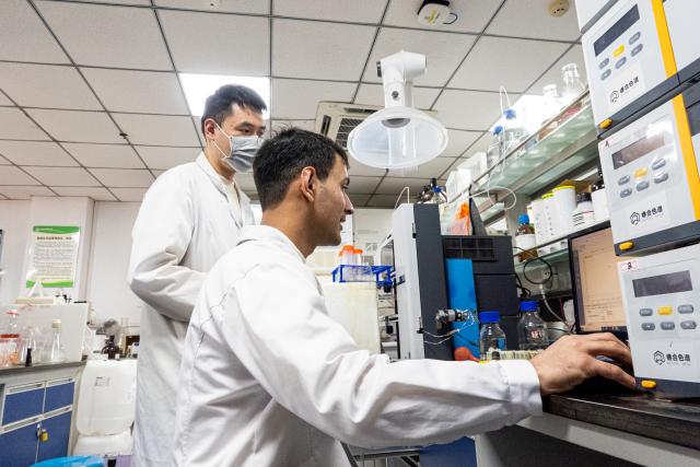 (260312) -- HEFEI, March 12, 2026 (Xinhua) -- Pakistani student Muhammad Jalal (R) works in a laboratory at Anhui Agricultural University in Hefei, capital of east China's Anhui Province, March 9, 2026.
  TO GO WITH "Feature: Pakistani student pursues biotech dreams in China" (Photo by Wei Xiaorui/Xinhua)