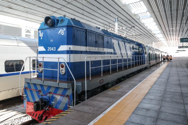 (260312) -- DANDONG, March 12, 2026 (Xinhua) -- The train No. 95 from Dandong of China to Pyongyang of the Democratic People's Republic of Korea (DPRK) is pictured at Dandong Railway Station in Dandong, northeast China's Liaoning Province, March 12, 2026. An international passenger train linking Dandong in northeast China's Liaoning Province with Pyongyang, capital of the Democratic People's Republic of Korea (DPRK), began service on Thursday.
   The passenger service will operate daily in both directions. (Xinhua/Pan Yulong)
