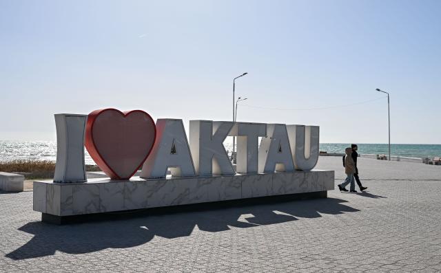(260312) -- AKTAU, March 12, 2026 (Xinhua) -- People visit a coast of the Caspian Sea in Aktau, Kazakhstan, on March 11, 2026. (Xinhua/Li Renzi)