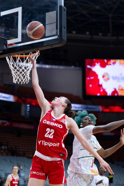 (260312) -- WUHAN, March 12, 2026 (Xinhua) -- Emma Cechova (L) of the Czech Republic goes for a lay-up during the group A match between the Czech Republic and Mali at FIBA Women's World Cup Qualifying Tournaments in Wuhan, central China's Hubei Province, Feb. 12, 2026. (Xinhua/Wu Zhizun)