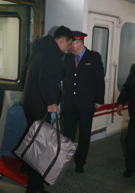 (260312) -- PYONGYANG, March 12, 2026 (Xinhua) -- A passenger of an international passenger train from Dandong of China to Pyongyang of the Democratic People's Republic of Korea (DPRK) arrives in Pyongyang, the capital of the DPRK, March 12, 2026.
  China State Railway Group Co., Ltd. announced Tuesday that international passenger trains connecting China and the DPRK will begin operating in both directions on Thursday.
  The services will connect Beijing and the northeastern border city of Dandong with the DPRK capital Pyongyang, helping to facilitate cross-border travel and boost economic, trade and cultural exchanges between the two countries, the Chinese railway operator said. (Xinhua/Wang Chao)
