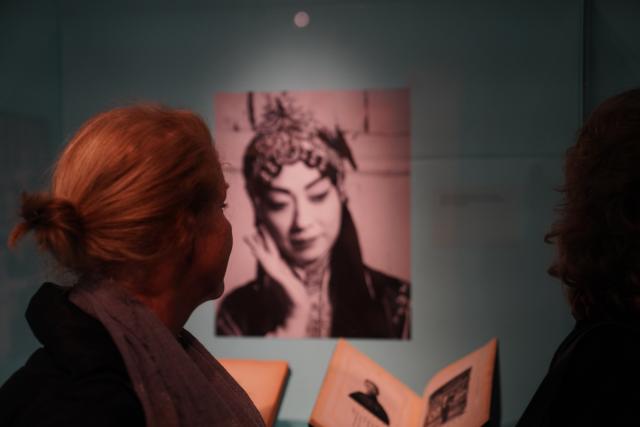(260312) -- NEW YORK, March 12, 2026 (Xinhua) -- People visit an exhibition titled "The Dancing Goddess: Mei Lanfang in America" in New York, the United States, on March 11, 2026. The exhibition, featuring stage costumes, photographs, performance videos, original production props, and artwork of China's renowned Peking Opera artist Mei Lanfang, opened here on Wednesday to mark the 96th anniversary of his 1930 North American tour. (Xinhua/Zhang Fengguo)