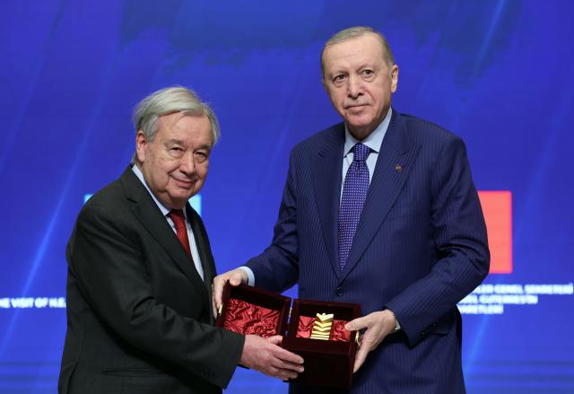 (260312) -- ANKARA, March 12, 2026 (Xinhua) -- Turkish President Recep Tayyip Erdogan (R) presents the Ataturk International Peace Award to UN Secretary-General Antonio Guterres at the presidential complex in Ankara, Türkiye, March 12, 2026. (Mustafa Kaya/Handout via Xinhua)