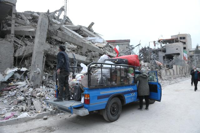 (260312) -- TEHRAN, March 12, 2026 (Xinhua) -- People search for daily necessities from damaged buildings in Tehran, Iran, March 12, 2026. (Xinhua/Shadati)