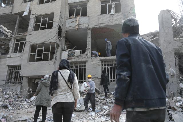 (260312) -- TEHRAN, March 12, 2026 (Xinhua) -- People search for daily necessities from damaged buildings in Tehran, Iran, March 12, 2026. (Xinhua/Shadati)
