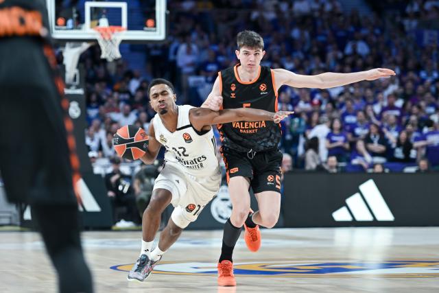 (260313) -- MADRID, March 13, 2026 (Xinhua) -- Real Madrid's Theo Maledon (L) vies with Valencia's Sergio De Larrea during the Euroleague basketball match between Real Madrid and Valencia in Madrid, Spain, on March 12, 2026. (Photo by Gustavo Valiente/Xinhua)