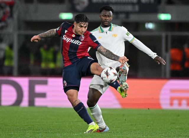 (260313) -- BOLOGNA, March 13, 2026 (Xinhua) -- Roma's Evan Ndicka (R) vies with Bologna's Santiago Castro during the Europa League round of 16 first leg match between Bologan and Roma in Bologna, Italy, March 12, 2026. (Photo by Alberto Lingria/Xinhua)