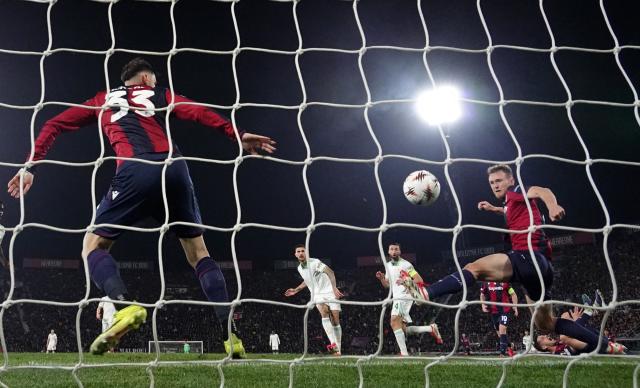 (260313) -- BOLOGNA, March 13, 2026 (Xinhua) -- Roma's Lorenzo Pellegrini (2nd L) scores during the Europa League round of 16 first leg match between Bologan and Roma in Bologna, Italy, March 12, 2026. (Photo by Alberto Lingria/Xinhua)