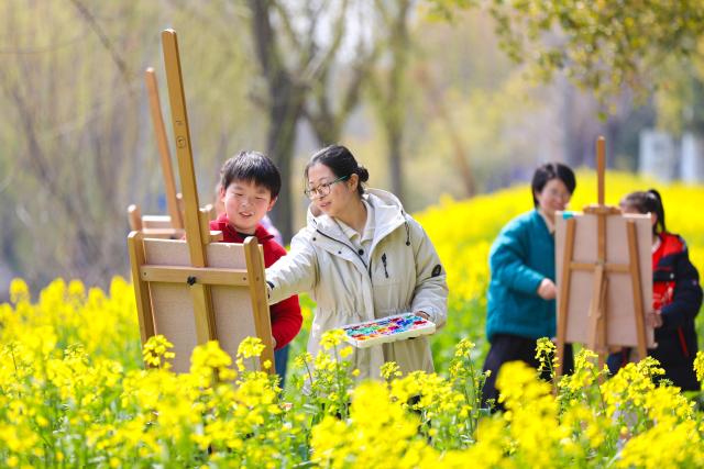 (260312) -- BEIJING, March 13, 2026 (Xinhua) -- Students paint from nature under the guidance of teachers in Hai'an City, east China's Jiangsu Province, March 12, 2026. (Photo by Gu Binbin/Xinhua)