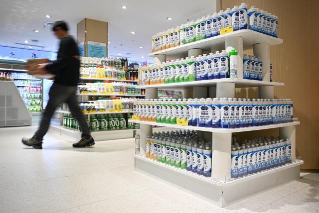 (260313) -- HAIKOU, March 13, 2026 (Xinhua) -- Household chemicals are pictured at a duty-free grocery in Haikou, south China's Hainan Province, March 12, 2026. Since the "zero-tariff" policy on imported goods for Hainan Free Trade Port (FTP) residents took effect one month ago, duty-free sales have reached 5.37 million yuan (approximately 778,700 U.S. dollars), with 28,000 shopping visits recorded between Feb. 11 and March 10, according to Haikou Customs. (Xinhua/Pu Xiaoxu)