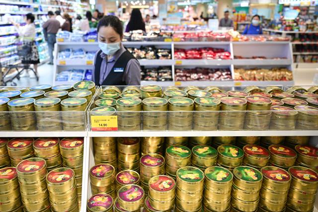 (260313) -- HAIKOU, March 13, 2026 (Xinhua) -- Candies are pictured at a duty-free grocery in Haikou, south China's Hainan Province, March 12, 2026. Since the "zero-tariff" policy on imported goods for Hainan Free Trade Port (FTP) residents took effect one month ago, duty-free sales have reached 5.37 million yuan (approximately 778,700 U.S. dollars), with 28,000 shopping visits recorded between Feb. 11 and March 10, according to Haikou Customs. (Xinhua/Pu Xiaoxu)