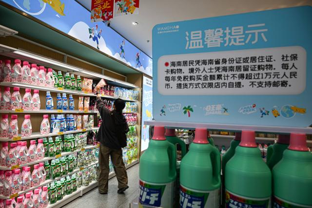 (260313) -- HAIKOU, March 13, 2026 (Xinhua) -- A customer shops at a duty-free grocery in Haikou, south China's Hainan Province, March 12, 2026. Since the "zero-tariff" policy on imported goods for Hainan Free Trade Port (FTP) residents took effect one month ago, duty-free sales have reached 5.37 million yuan (approximately 778,700 U.S. dollars), with 28,000 shopping visits recorded between Feb. 11 and March 10, according to Haikou Customs. (Xinhua/Pu Xiaoxu)