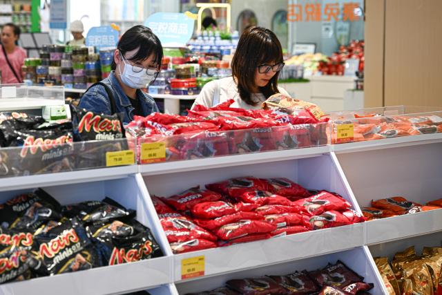 (260313) -- HAIKOU, March 13, 2026 (Xinhua) -- Customers shop at a duty-free grocery in Haikou, south China's Hainan Province, March 12, 2026. Since the "zero-tariff" policy on imported goods for Hainan Free Trade Port (FTP) residents took effect one month ago, duty-free sales have reached 5.37 million yuan (approximately 778,700 U.S. dollars), with 28,000 shopping visits recorded between Feb. 11 and March 10, according to Haikou Customs. (Xinhua/Pu Xiaoxu)