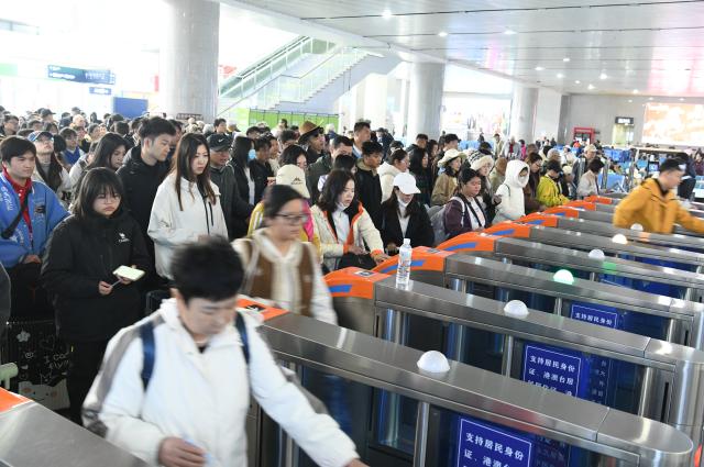 (260313) -- BEIJING, March 13, 2026 (Xinhua) -- Passengers check in at the waiting hall of Lijiang Railway Station in Lijiang, southwest China's Yunnan Province, March 13, 2026. The 2026 Spring Festival travel rush comes to an end on Friday. (Photo by Zhao Qingzu/Xinhua)