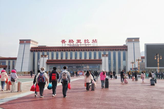 (260313) -- BEIJING, March 13, 2026 (Xinhua) -- Passengers walk toward Shangri-La Railway Station in Shangri-La, southwest China's Yunnan Province, March 13, 2026. The 2026 Spring Festival travel rush comes to an end on Friday. (Photo by Yang Zixuan/Xinhua)
