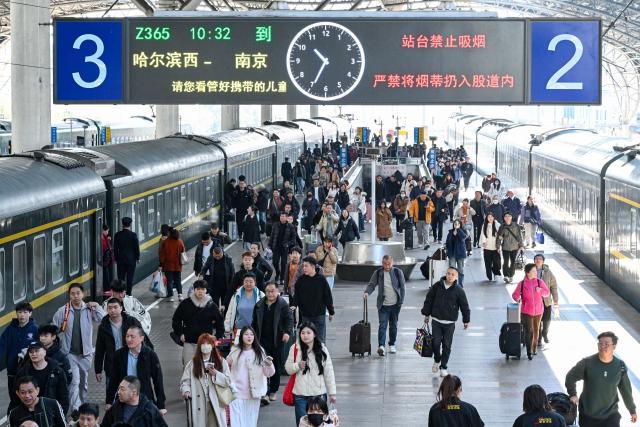(260313) -- BEIJING, March 13, 2026 (Xinhua) -- Passengers are pictured at a platform of Nanjing Railway Station in Nanjing, east China's Jiangsu Province, March 13, 2026. The 2026 Spring Festival travel rush comes to an end on Friday. (Photo by Yang Suping/Xinhua)