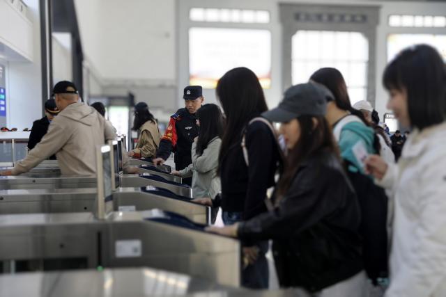(260313) -- BEIJING, March 13, 2026 (Xinhua) -- Passengers check in at the waiting hall of Yixian East Railway Station in Huangshan City, east China's Anhui Province, March 13, 2026. The 2026 Spring Festival travel rush comes to an end on Friday. (Xinhua/Cao Li)