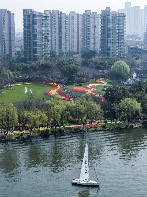 (260313) -- SHAOXING, March 13, 2026 (Xinhua) -- An aerial drone photo taken on March 13, 2026 shows a view of Guazhu lake in Shaoxing, east China's Zhejiang Province. (Xinhua/Xu Yu)