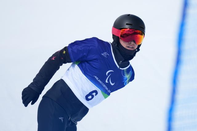 (260313) -- CORTINA D'AMPEZZO, March 13, 2026 (Xinhua) -- Jiang Zihao of China competes during the Para Snowboard Men's Banked Slalom SB-UL event at the Milan-Cortina 2026 Paralympic Winter Games in Cortina D'ampezzo, Italy, March 13, 2026. (Xinhua/Lian Yi)
