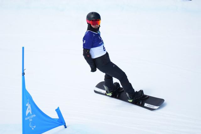 (260313) -- CORTINA D'AMPEZZO, March 13, 2026 (Xinhua) -- Jiang Zihao of China competes during the Para Snowboard Men's Banked Slalom SB-UL event at the Milan-Cortina 2026 Paralympic Winter Games in Cortina D'ampezzo, Italy, March 13, 2026. (Xinhua/Lian Yi)