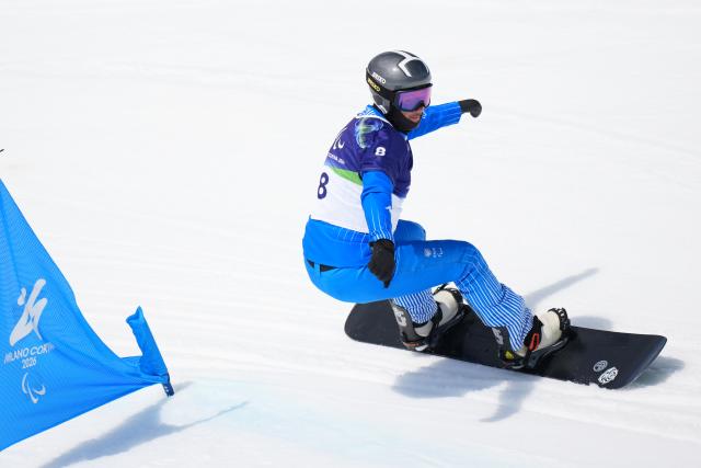 (260313) -- CORTINA D'AMPEZZO, March 13, 2026 (Xinhua) -- Jacopo Luchini of Italy competes during the Para Snowboard Men's Banked Slalom SB-UL event at the Milan-Cortina 2026 Paralympic Winter Games in Cortina D'ampezzo, Italy, March 13, 2026. (Xinhua/Lian Yi)
