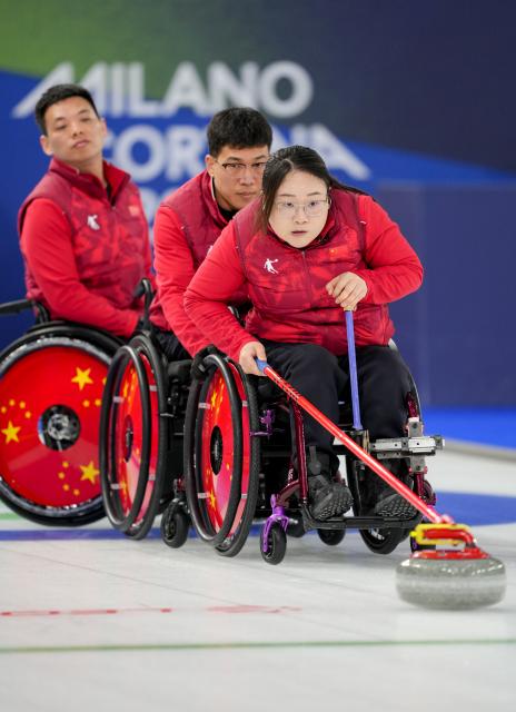 (260313) -- CORTINA D'AMPEZZO, March 13, 2026 (Xinhua) -- Li Nana (R) of China competes during the wheelchair curling mixed team semifinal match between China and Sweden at the Milan-Cortina 2026 Paralympic Winter Games in Cortina D'ampezzo, Italy, March 13, 2026. (Xinhua/Wang Kaiyan)