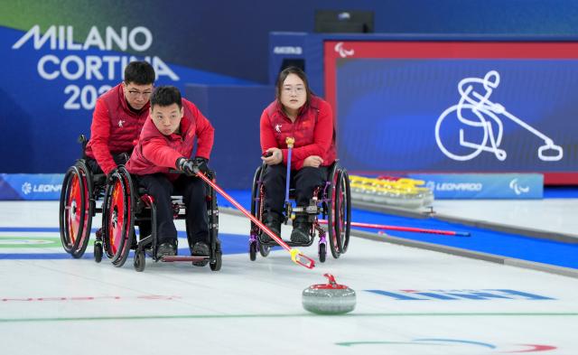 (260313) -- CORTINA D'AMPEZZO, March 13, 2026 (Xinhua) -- Zhang Mingliang (C) of China competes during the wheelchair curling mixed team semifinal match between China and Sweden at the Milan-Cortina 2026 Paralympic Winter Games in Cortina D'ampezzo, Italy, March 13, 2026. (Xinhua/Wang Kaiyan)