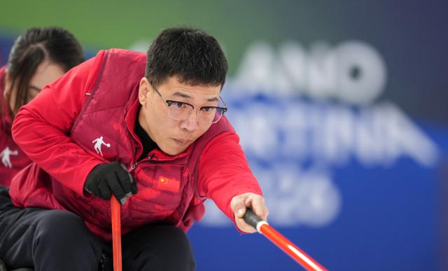 (260313) -- CORTINA D'AMPEZZO, March 13, 2026 (Xinhua) -- Chen Jianxin of China competes during the wheelchair curling mixed team semifinal match between China and Sweden at the Milan-Cortina 2026 Paralympic Winter Games in Cortina D'ampezzo, Italy, March 13, 2026. (Xinhua/Wang Kaiyan)