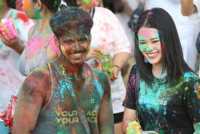 (260313) -- PATTAYA, March 13, 2026 (Xinhua) -- People smeared with colored powder are pictured during the celebration of Holi festival in Pattaya, Thailand, March 13, 2026. (Xinhua/Rachen Sageamsak)