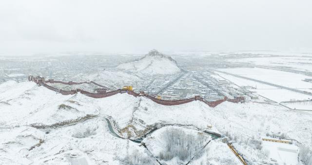 (260313) -- XIGAZE, March 13, 2026 (Xinhua) -- This aerial photo taken on March 13, 2026 shows the snow scenery of ancient white castles on Mt. Dzongri in Gyantse, Xigaze City, southwest China's Xizang Autonomous Region. (Xinhua/Jigme Dorje)