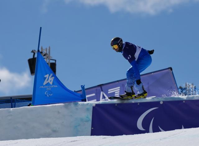 (260313) -- CORTINA D'AMPEZZO, March 13, 2026 (Xinhua) -- Emanuel Perathoner of Italy competes during the Para Snowboard Men's Banked Slalom LL2 event at the Milan-Cortina 2026 Paralympic Winter Games in Cortina D'ampezzo, Italy, March 13, 2026. (Xinhua/Mu Yu)
