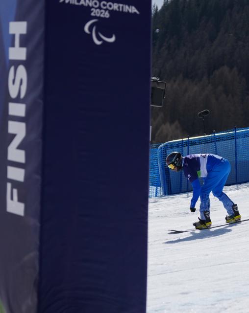 (260313) -- CORTINA D'AMPEZZO, March 13, 2026 (Xinhua) -- Emanuel Perathoner of Italy competes during the Para Snowboard Men's Banked Slalom LL2 event at the Milan-Cortina 2026 Paralympic Winter Games in Cortina D'ampezzo, Italy, March 13, 2026. (Xinhua/Mu Yu)