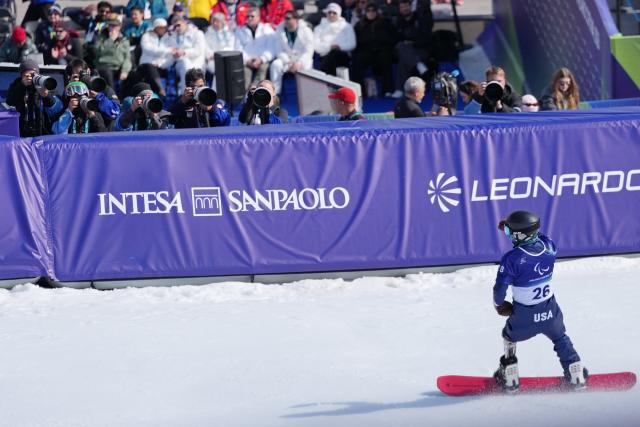 (260313) -- CORTINA D'AMPEZZO, March 13, 2026 (Xinhua) -- Noah Elliott of the United States competes during the Para Snowboard Men's Banked Slalom LL1 event at the Milan-Cortina 2026 Paralympic Winter Games in Cortina D'ampezzo, Italy, March 13, 2026. (Xinhua/Mu Yu)