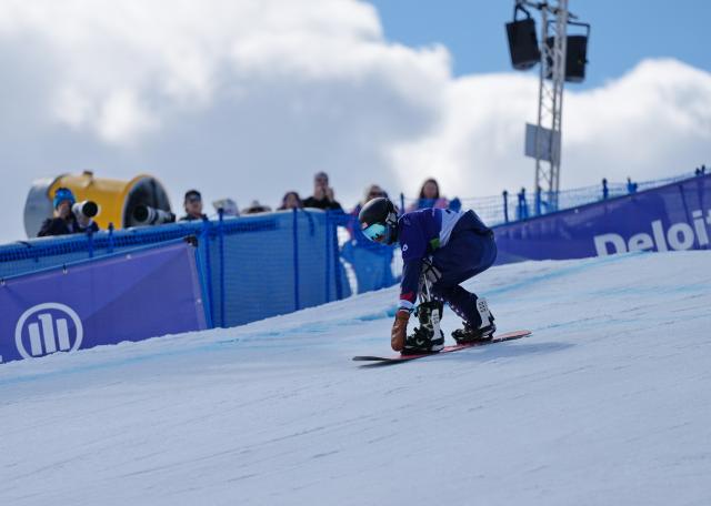 (260313) -- CORTINA D'AMPEZZO, March 13, 2026 (Xinhua) -- Noah Elliott of the United States competes during the Para Snowboard Men's Banked Slalom LL1 event at the Milan-Cortina 2026 Paralympic Winter Games in Cortina D'ampezzo, Italy, March 13, 2026. (Xinhua/Mu Yu)