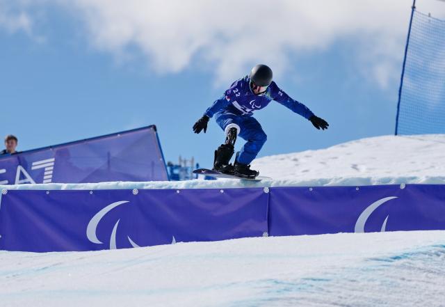 (260313) -- CORTINA D'AMPEZZO, March 13, 2026 (Xinhua) -- Oguri Daichi of Japan competes during the Para Snowboard Men's Banked Slalom LL1 event at the Milan-Cortina 2026 Paralympic Winter Games in Cortina D'ampezzo, Italy, March 13, 2026. (Xinhua/Mu Yu)