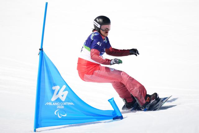 (260313) -- CORTINA D'AMPEZZO, March 13, 2026 (Xinhua) -- Fabrice von Gruenigen of Switzerland competes during the Para Snowboard Men's Banked Slalom SB-LL2 event at the Milan-Cortina 2026 Paralympic Winter Games in Cortina D'ampezzo, Italy, March 13, 2026. (Xinhua/Lian Yi)