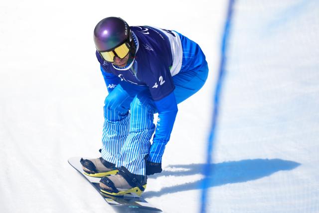 (260313) -- CORTINA D'AMPEZZO, March 13, 2026 (Xinhua) -- Emanuel Perathoner of Italy competes during the Para Snowboard Men's Banked Slalom SB-LL2 event at the Milan-Cortina 2026 Paralympic Winter Games in Cortina D'ampezzo, Italy, March 13, 2026. (Xinhua/Lian Yi)