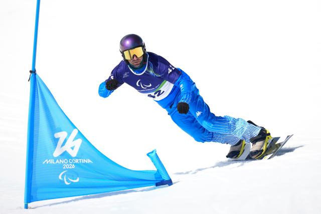 (260313) -- CORTINA D'AMPEZZO, March 13, 2026 (Xinhua) -- Emanuel Perathoner of Italy competes during the Para Snowboard Men's Banked Slalom SB-LL2 event at the Milan-Cortina 2026 Paralympic Winter Games in Cortina D'ampezzo, Italy, March 13, 2026. (Xinhua/Lian Yi)