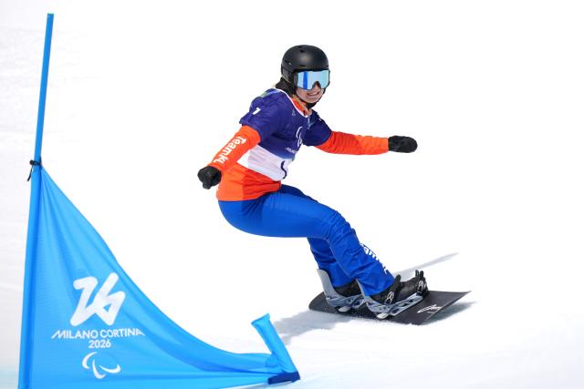 (260313) -- CORTINA D'AMPEZZO, March 13, 2026 (Xinhua) -- Lisa Bunschoten-Vos of the Netherlands competes during the Para Snowboard Women's Banked Slalom SB-LL2 event at the Milan-Cortina 2026 Paralympic Winter Games in Cortina D'ampezzo, Italy, March 13, 2026. (Xinhua/Lian Yi)