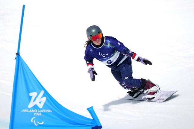 (260313) -- CORTINA D'AMPEZZO, March 13, 2026 (Xinhua) -- Kate Delson of the United States competes during the Para Snowboard Women's Banked Slalom SB-LL2 event at the Milan-Cortina 2026 Paralympic Winter Games in Cortina D'ampezzo, Italy, March 13, 2026. (Xinhua/Lian Yi)