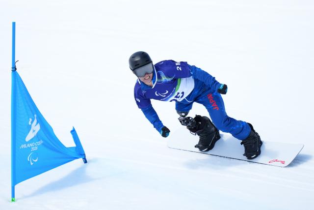 (260313) -- CORTINA D'AMPEZZO, March 13, 2026 (Xinhua) -- Junta Kosuda of Japan competes during the Para Snowboard Men's Banked Slalom LL1 event at the Milan-Cortina 2026 Paralympic Winter Games in Cortina D'ampezzo, Italy, March 13, 2026. (Xinhua/Lian Yi)