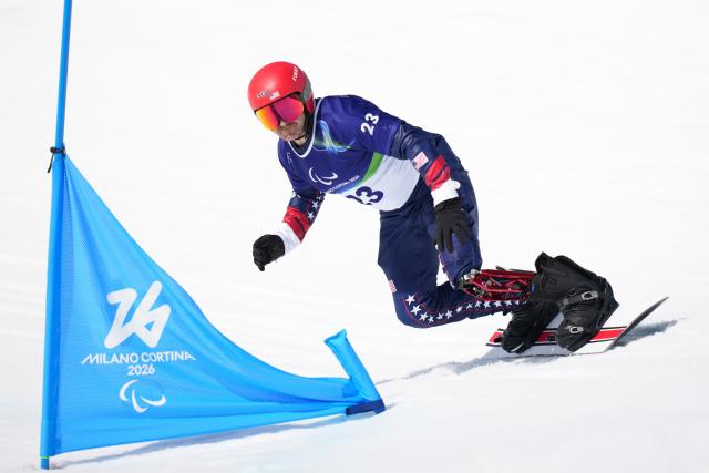 (260313) -- CORTINA D'AMPEZZO, March 13, 2026 (Xinhua) -- Mike Schultz of the United States competes during the Para Snowboard Men's Banked Slalom LL1 event at the Milan-Cortina 2026 Paralympic Winter Games in Cortina D'ampezzo, Italy, March 13, 2026. (Xinhua/Lian Yi)