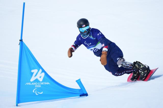 (260313) -- CORTINA D'AMPEZZO, March 13, 2026 (Xinhua) -- Noah Elliott of the United States competes during the Para Snowboard Men's Banked Slalom LL1 event at the Milan-Cortina 2026 Paralympic Winter Games in Cortina D'ampezzo, Italy, March 13, 2026. (Xinhua/Lian Yi)