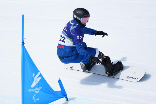 (260313) -- CORTINA D'AMPEZZO, March 13, 2026 (Xinhua) -- Daichi Oguri of Japan competes during the Para Snowboard Men's Banked Slalom LL1 event at the Milan-Cortina 2026 Paralympic Winter Games in Cortina D'ampezzo, Italy, March 13, 2026. (Xinhua/Lian Yi)