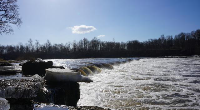 (260314) -- KULDIGA, March 14, 2026 (Xinhua) -- The Venta Rapid, the widest natural waterfall in Europe, is pictured as the River Venta sees rising water level due to melting snow in Kuldiga, Latvia, March 13, 2026. (Xinhua/Chen Yufen)